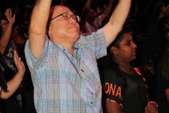 Ezra-in-worship-41551_444x540