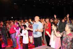 Many-people-from-different-naions-at-the-altar-92767_720x540