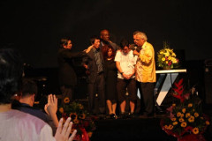 Pr-Henry-prays-for-the-Angs-50687_720x540