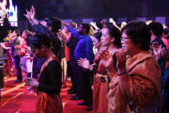 Some-from-Philippines-at-the-altar-call-86889_720x540